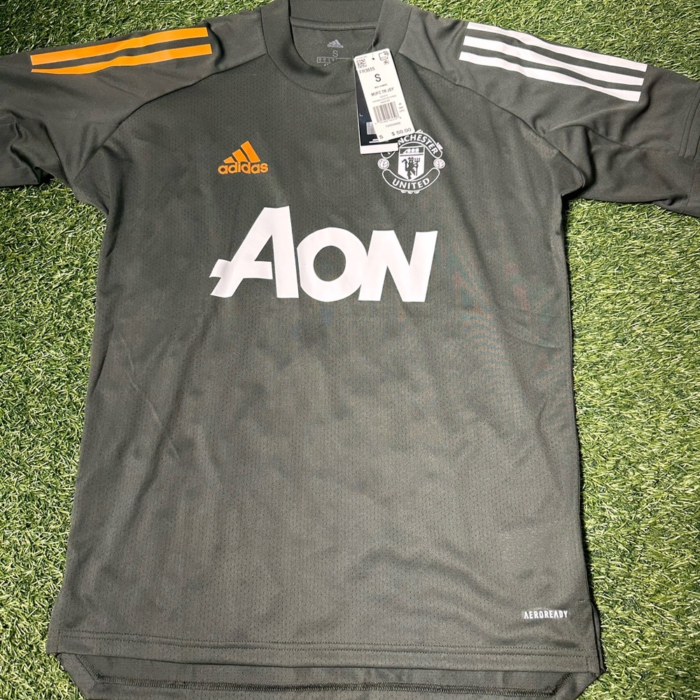 Manchester United Jersey size adult small 
Please see pictures